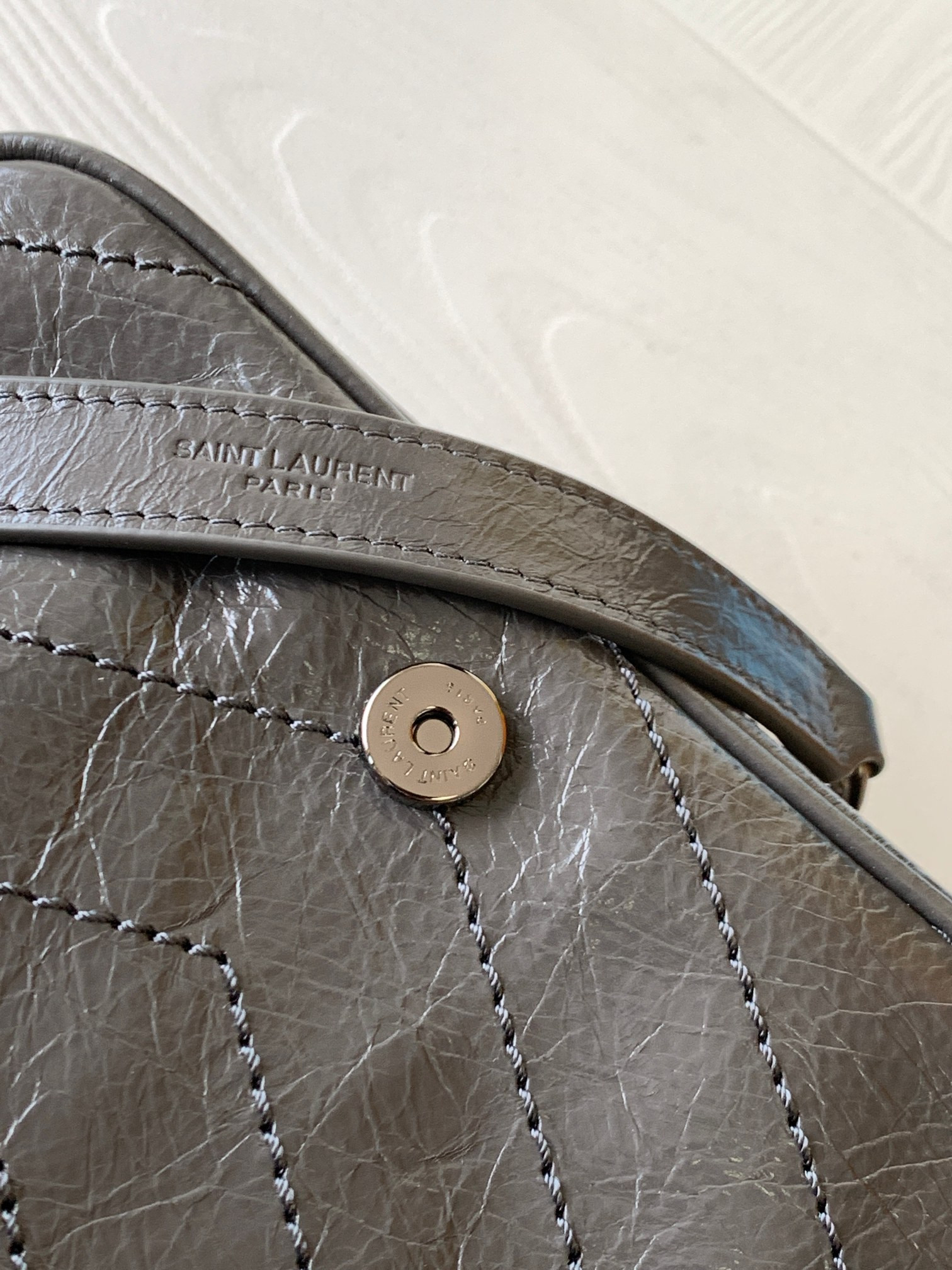 Y51 NIKI CHAIN WALLET IN SHINY LEATHER GRAY 19 x 15 x 6 CM
