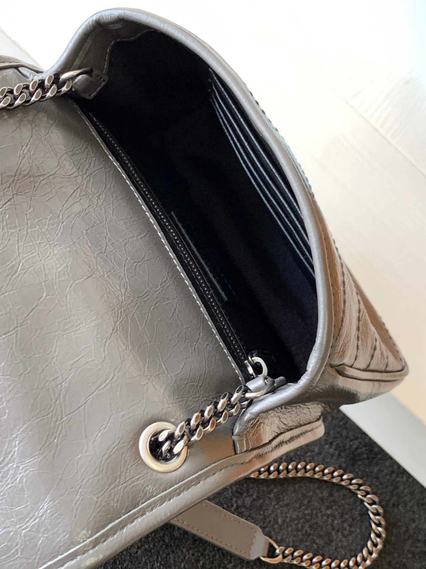 Y51 NIKI CHAIN WALLET IN SHINY LEATHER GRAY 19 x 15 x 6 CM