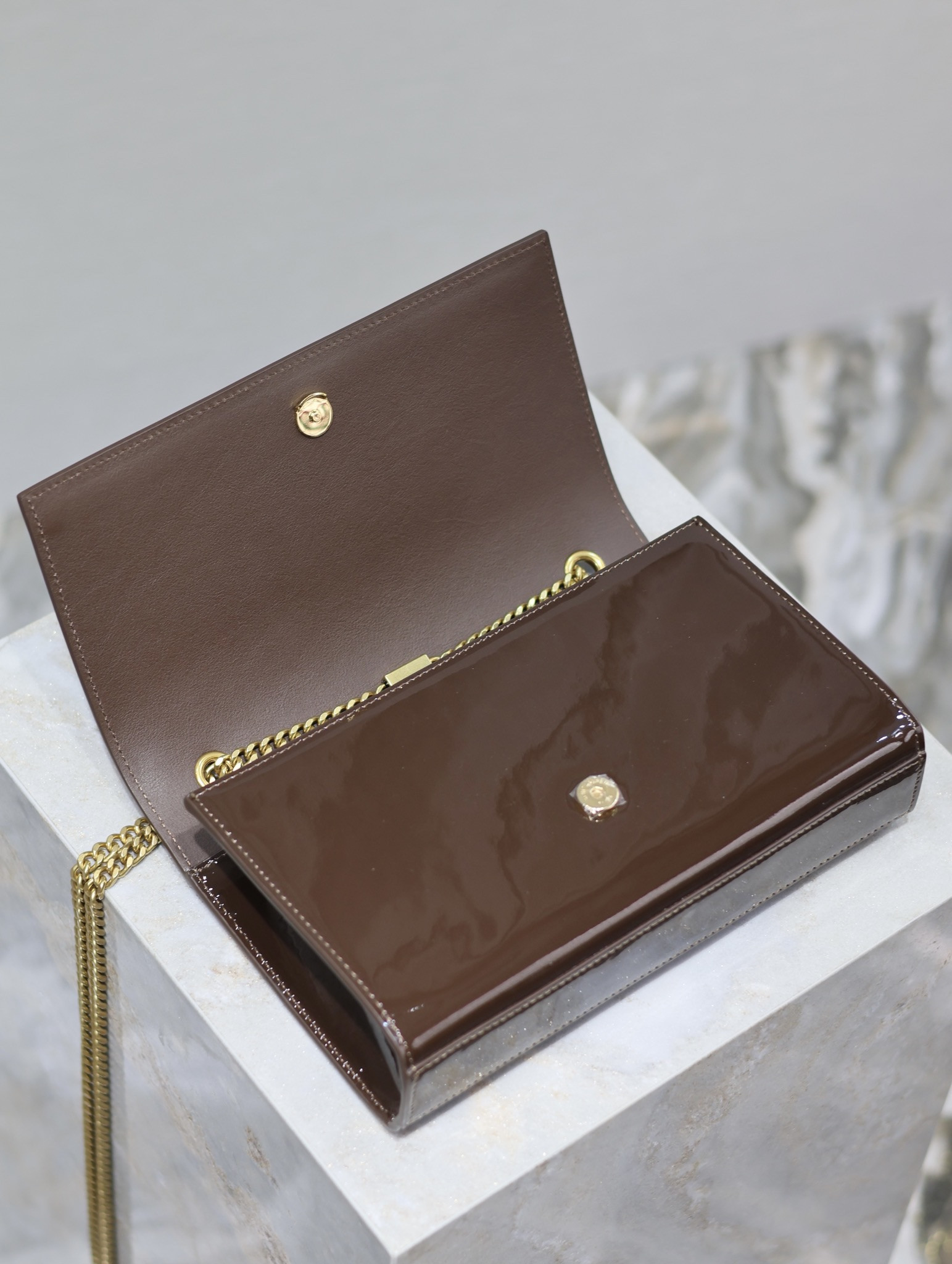 Y51 KATE MEDIUM IN SHINY LEATHER BROWN 9.4 X 5.7 X 2.1 INCHES
