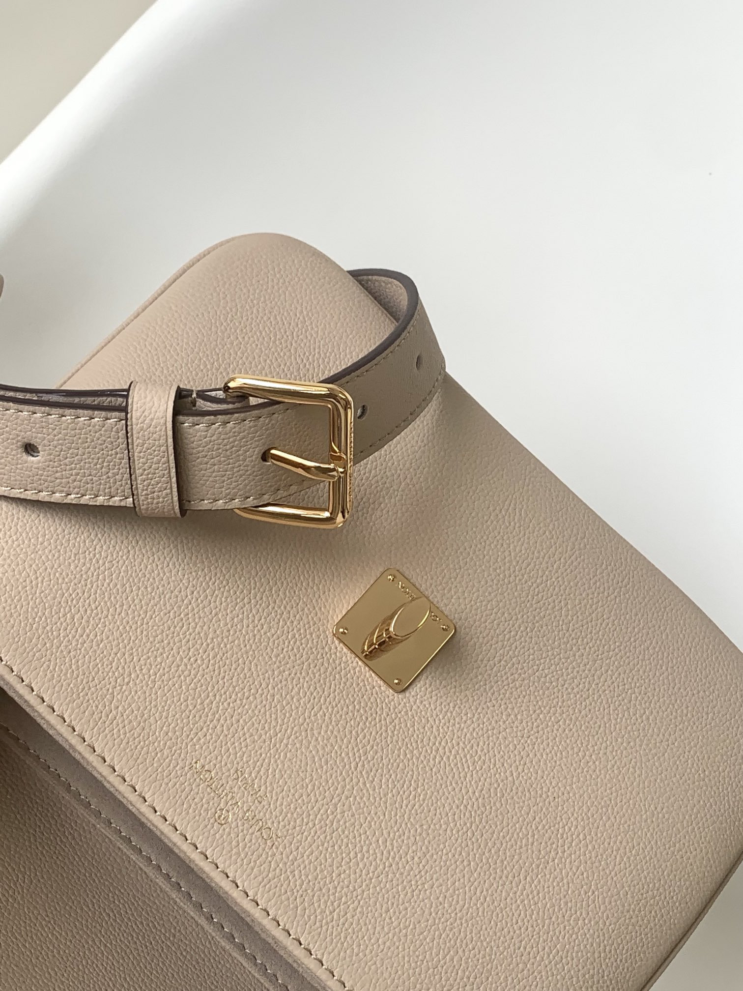 lv m22792 oxF0rd 8.7 x 6.3 x 3.7 inches