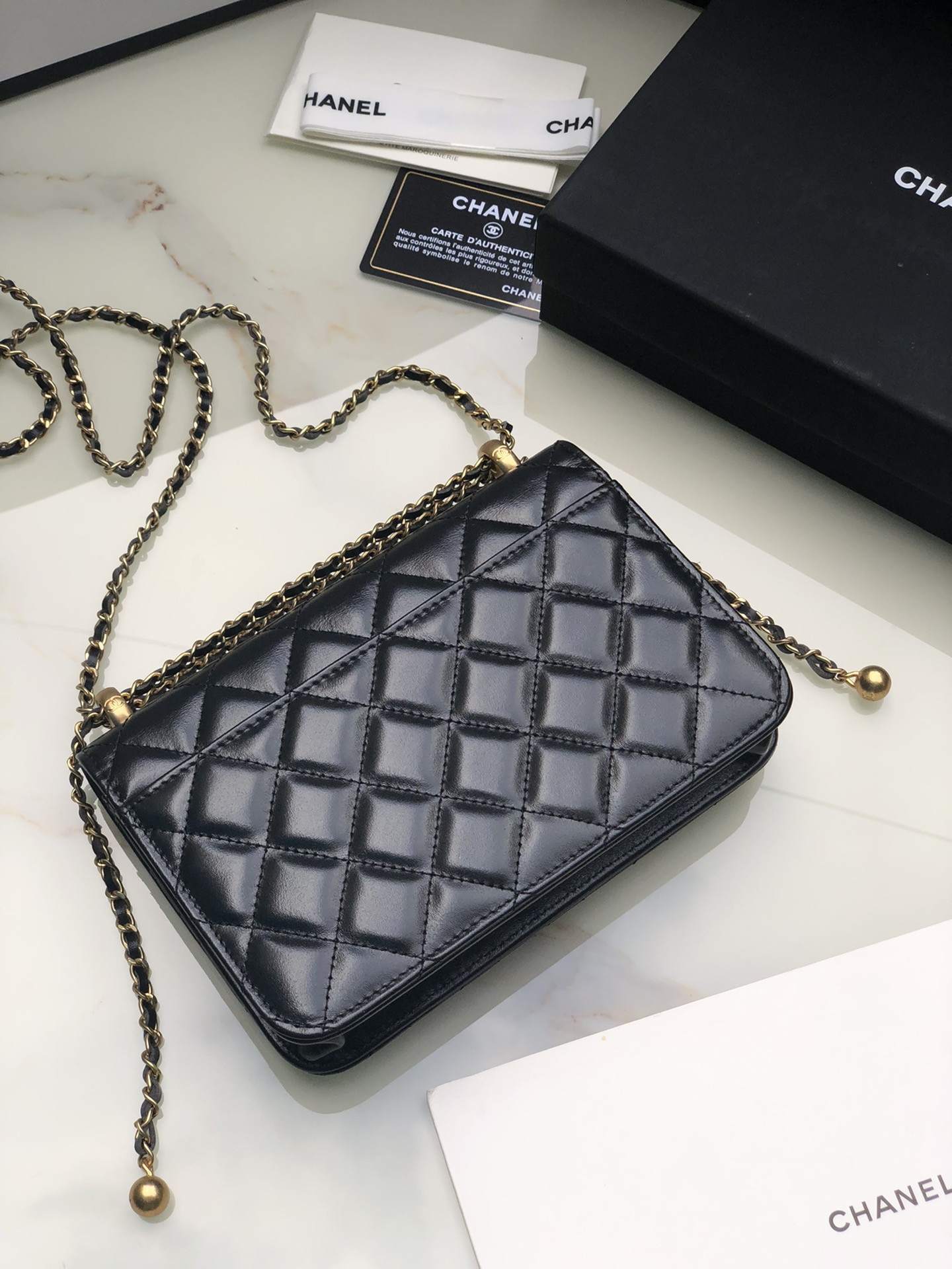 Ch**el CLASSIC WALLET ON CHAIN Black 4.8 × 7.5 × 1.4 in