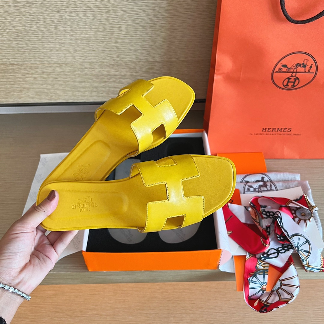 UA H**me5 Oran sandal
