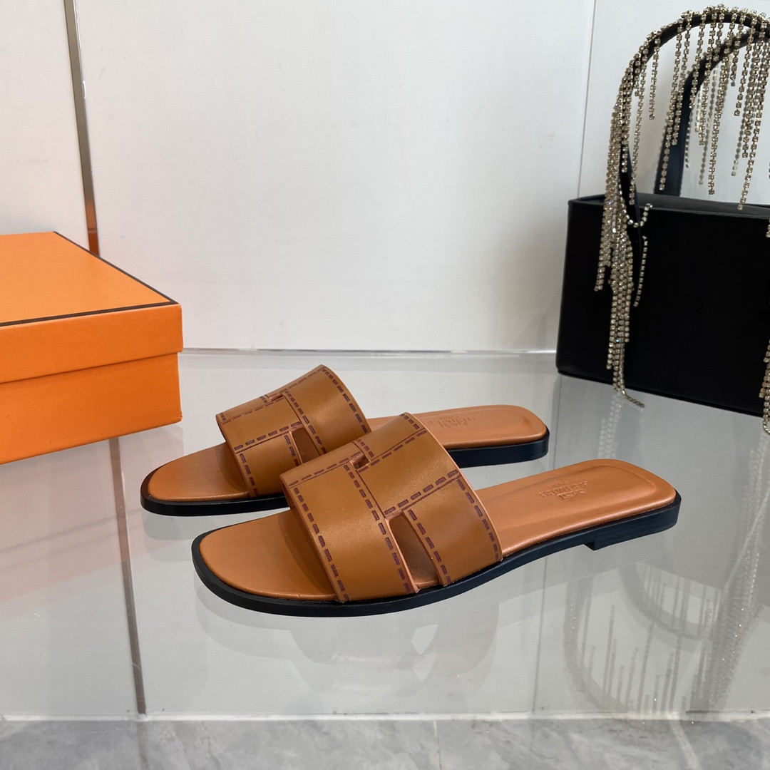 UA H**me5 Idioma sandal