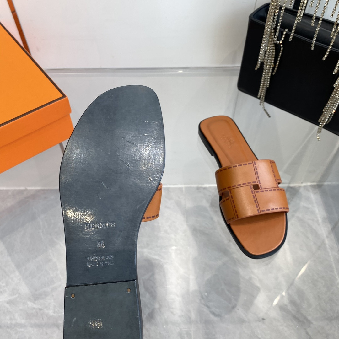 UA H**me5 Idioma sandal