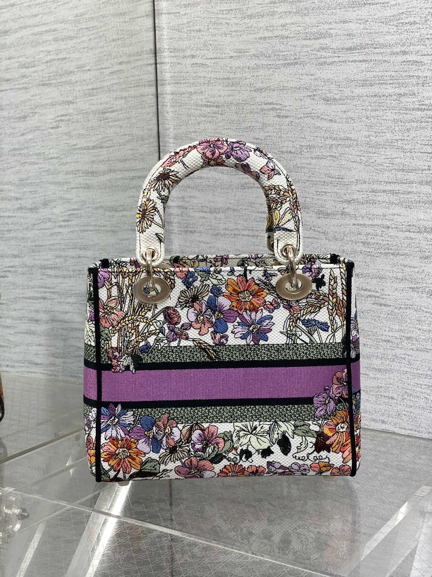 Medium Lady D10r Bag  White Multicolor D10r 4 Saisons Été Embroidery 24 x 20 x 12 cm