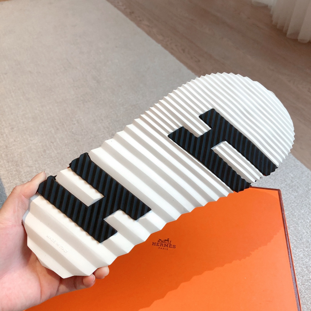 UA H**me5 Electric sandal
