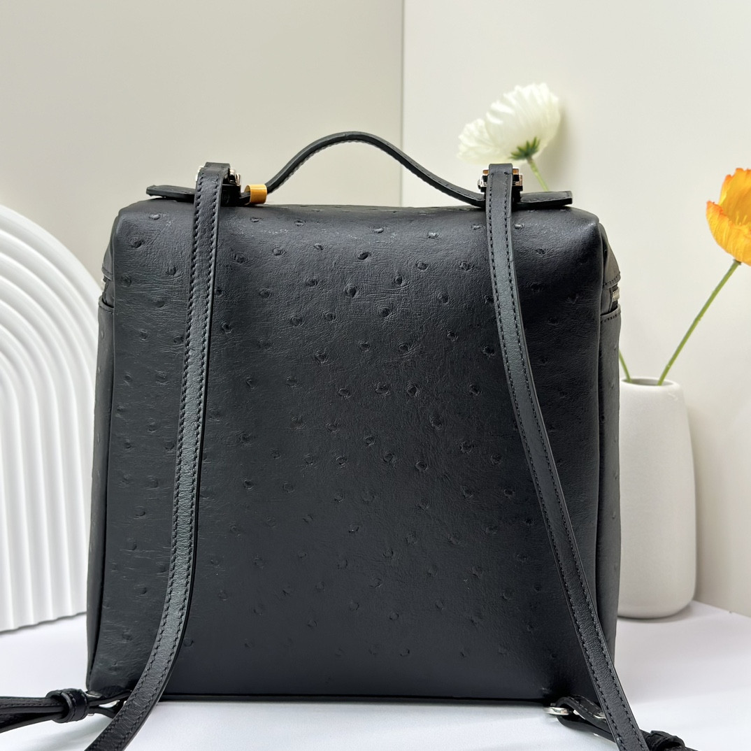 L0r0 P1ana Extra Pocket backpack L23.5 Ostrich-grained Leather 23 x 21 x 8 cm