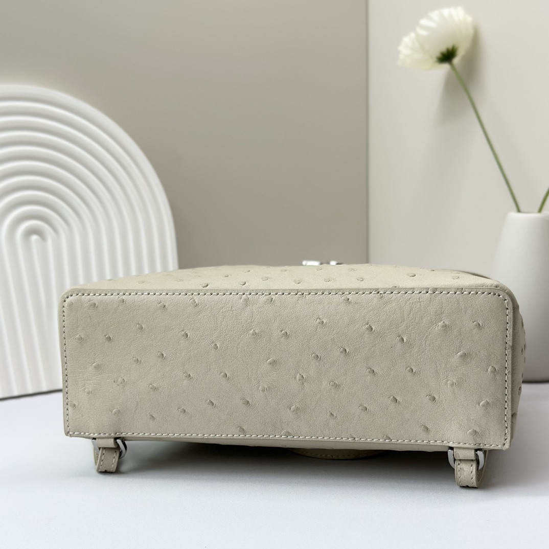 L0r0 P1ana Extra Pocket backpack L23.5 Ostrich-grained Leather 23 x 21 x 8 cm