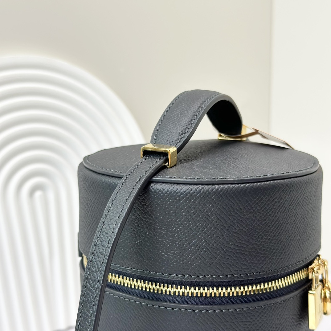 L0r0 P1ana Extra Case Textured Calfskin 12 x16 x12cm