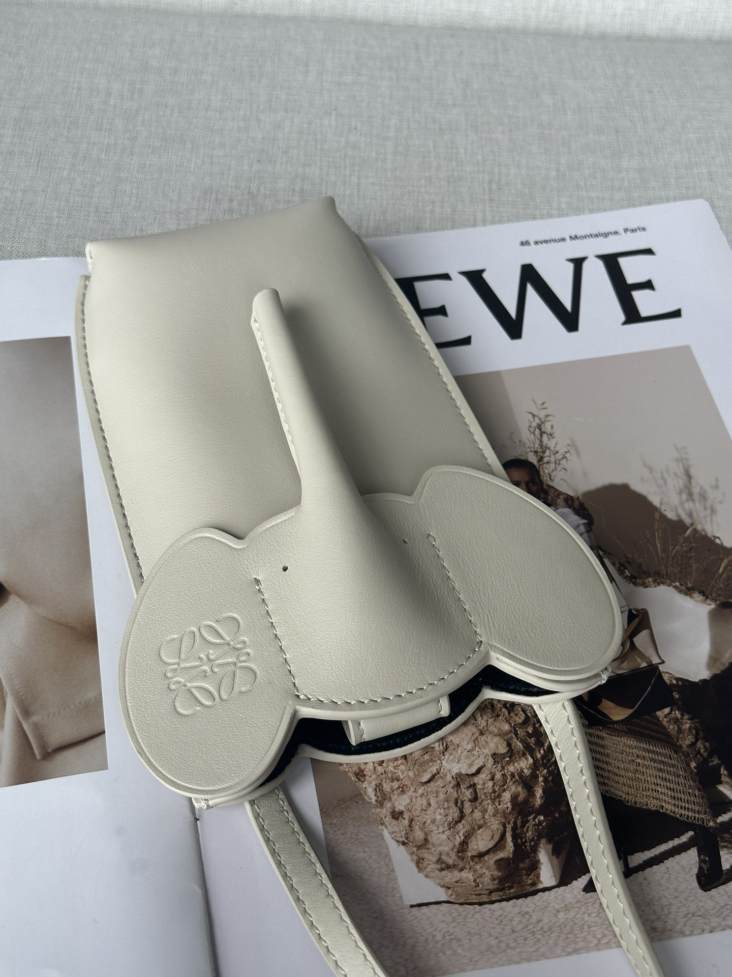 L0ew* Elephant Pocket in classic calfskin 18x8x4cm