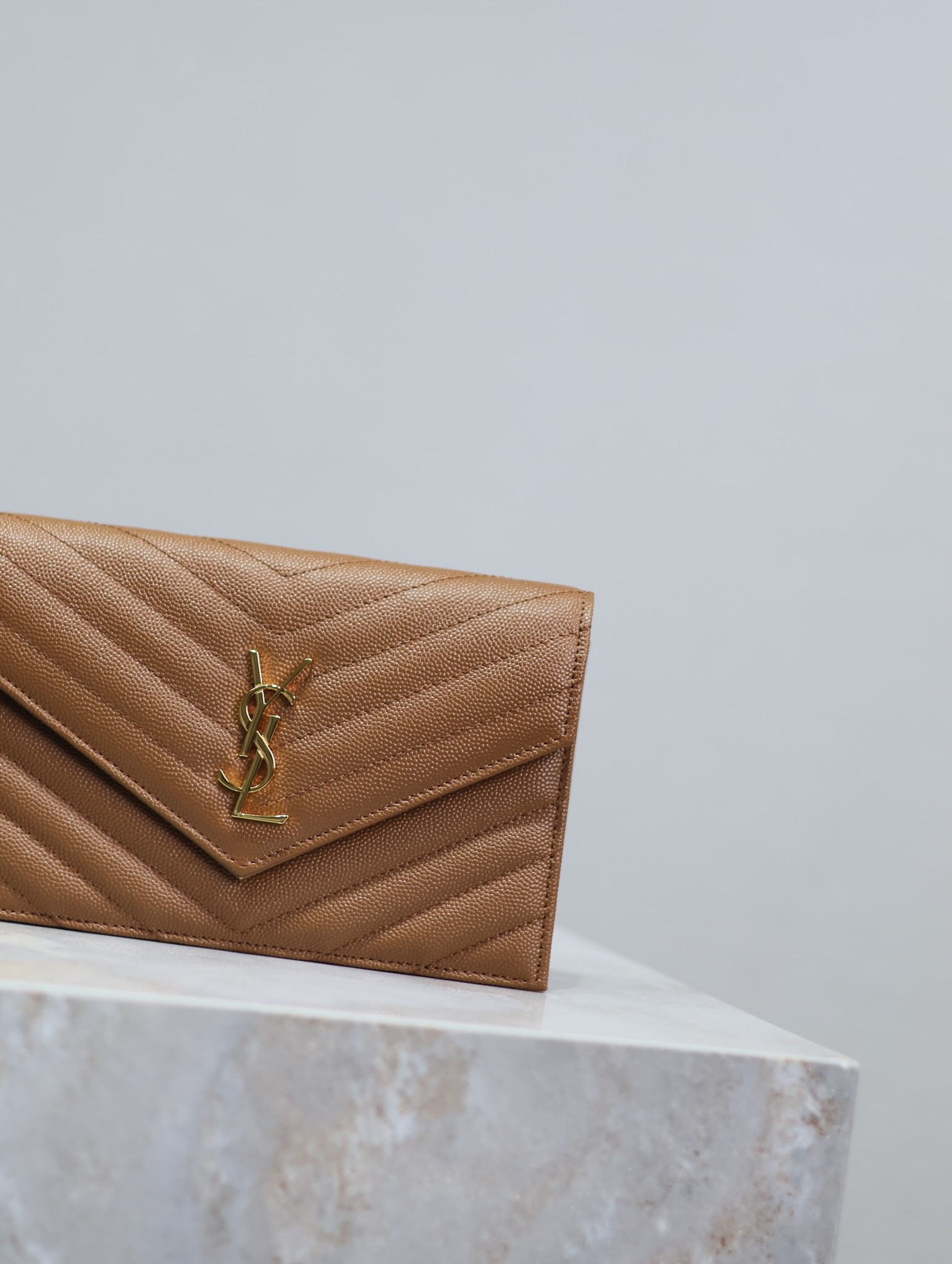 Y51 Cassandra WOC envelope chain wallet in grained poudre leather 19 x 12.5 x 3.5 cm