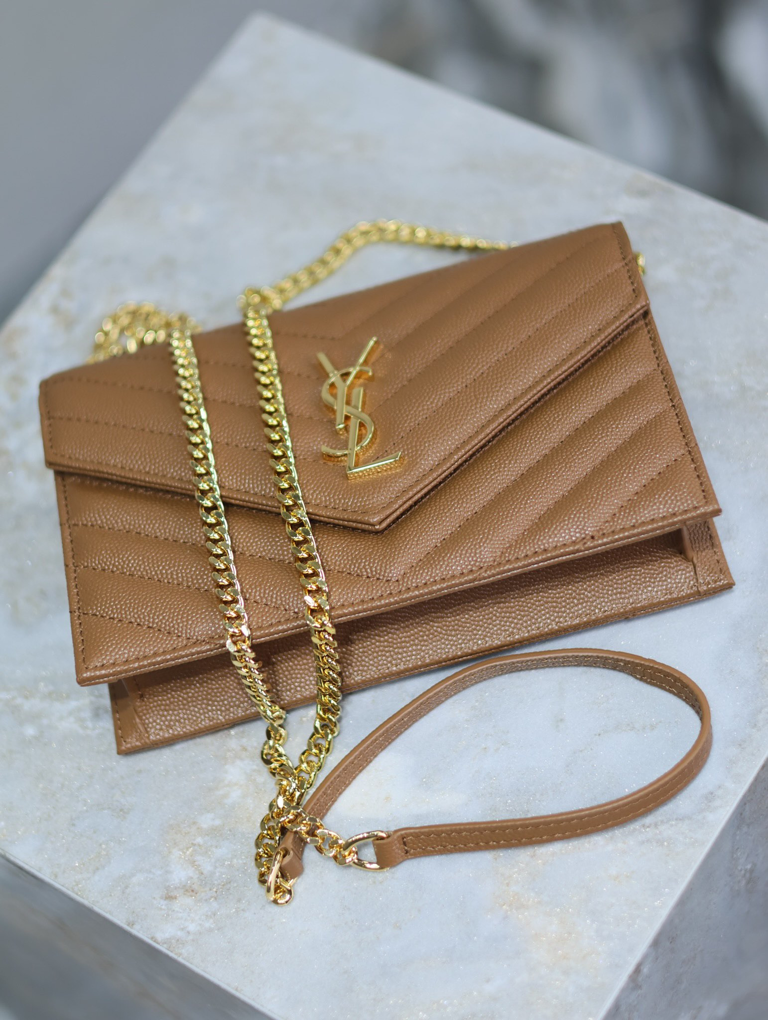 Y51 Cassandra WOC envelope chain wallet in grained poudre leather 19 x 12.5 x 3.5 cm