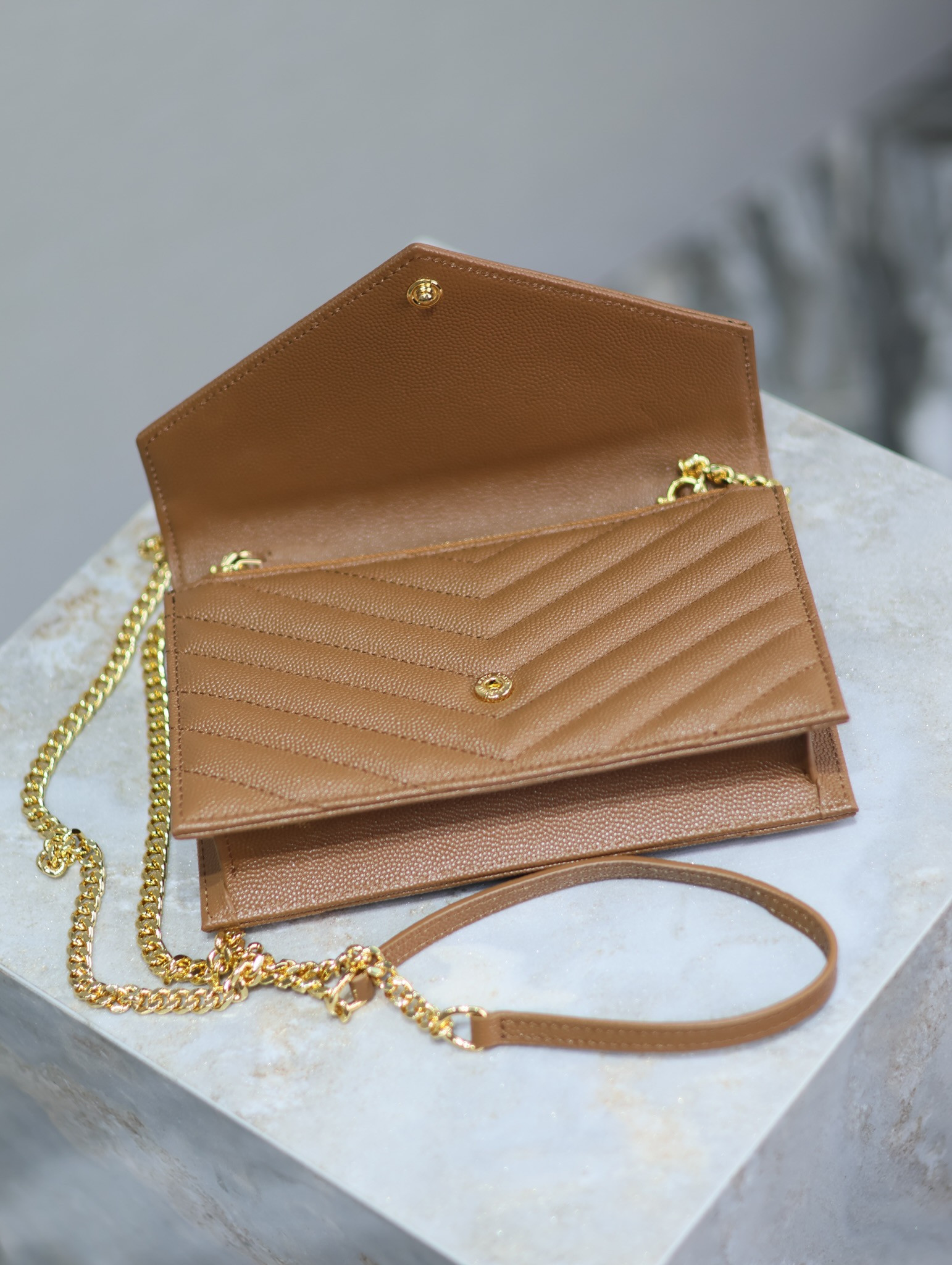 Y51 Cassandra WOC envelope chain wallet in grained poudre leather 19 x 12.5 x 3.5 cm