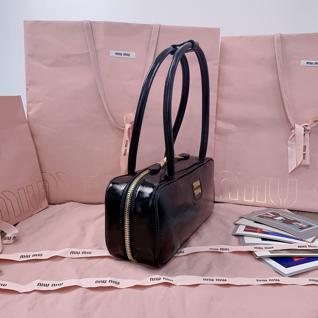 M1v M1v beau naplak patent leather bag 12x27x8cm