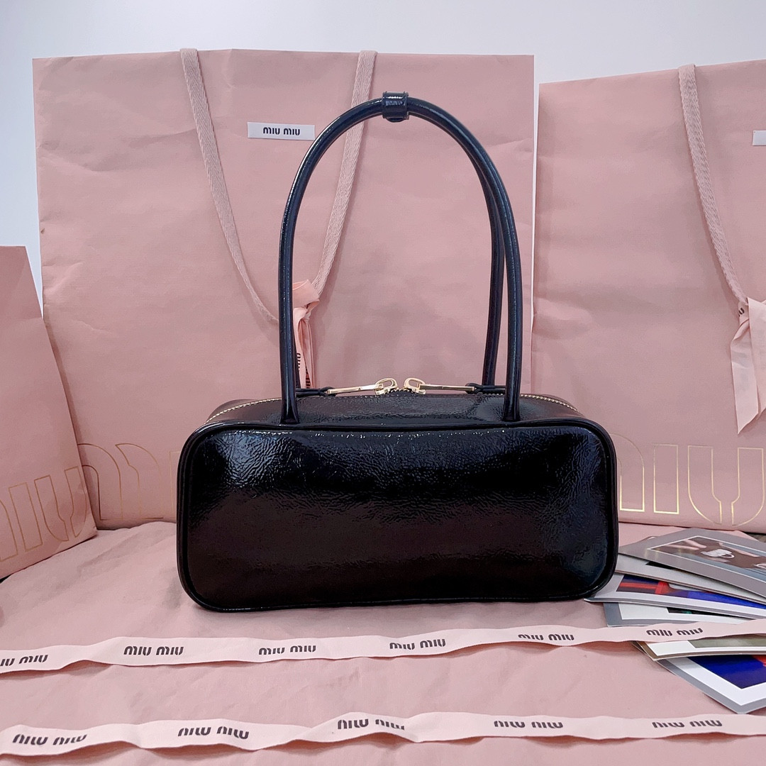 M1v M1v beau naplak patent leather bag 12x27x8cm