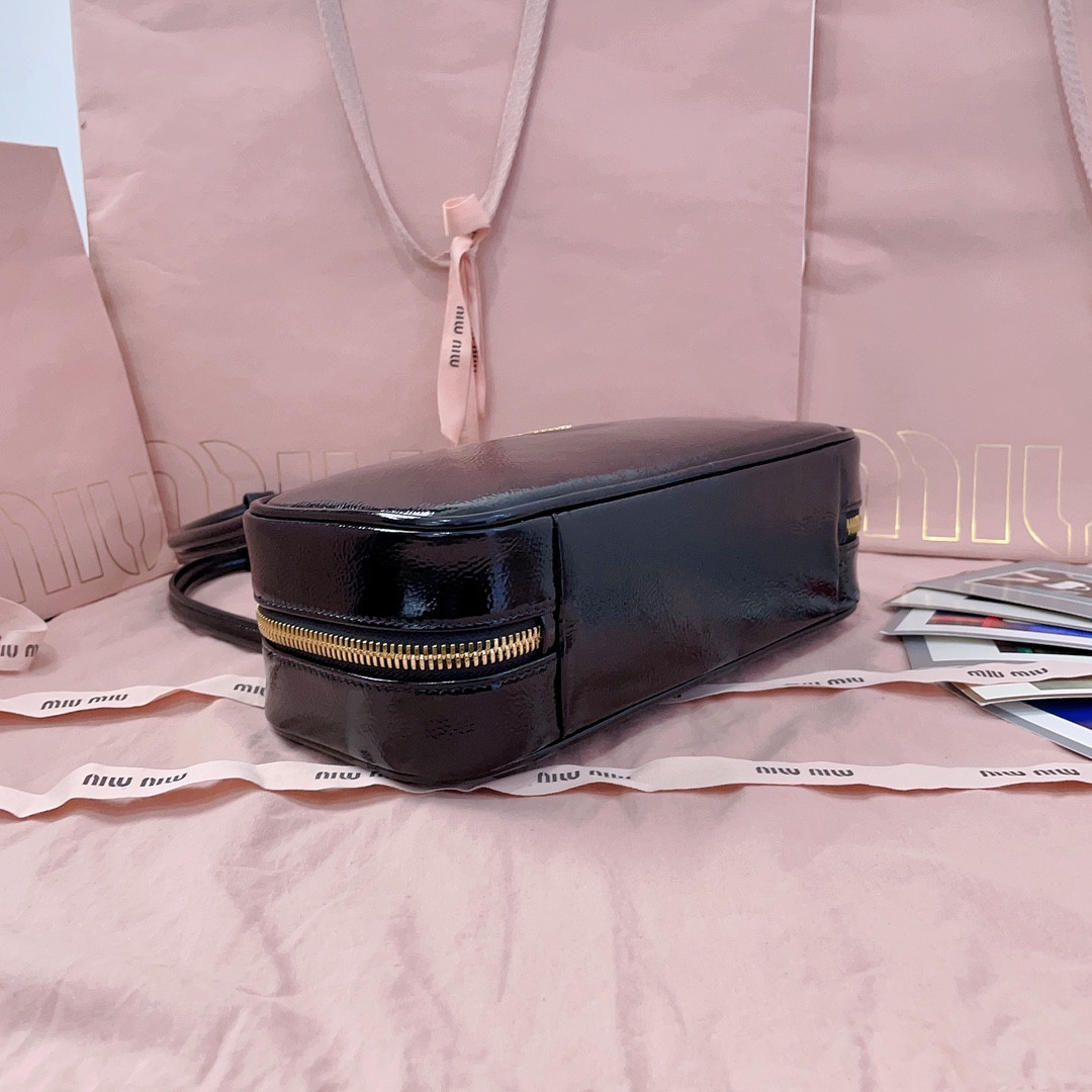 M1v M1v beau naplak patent leather bag 12x27x8cm