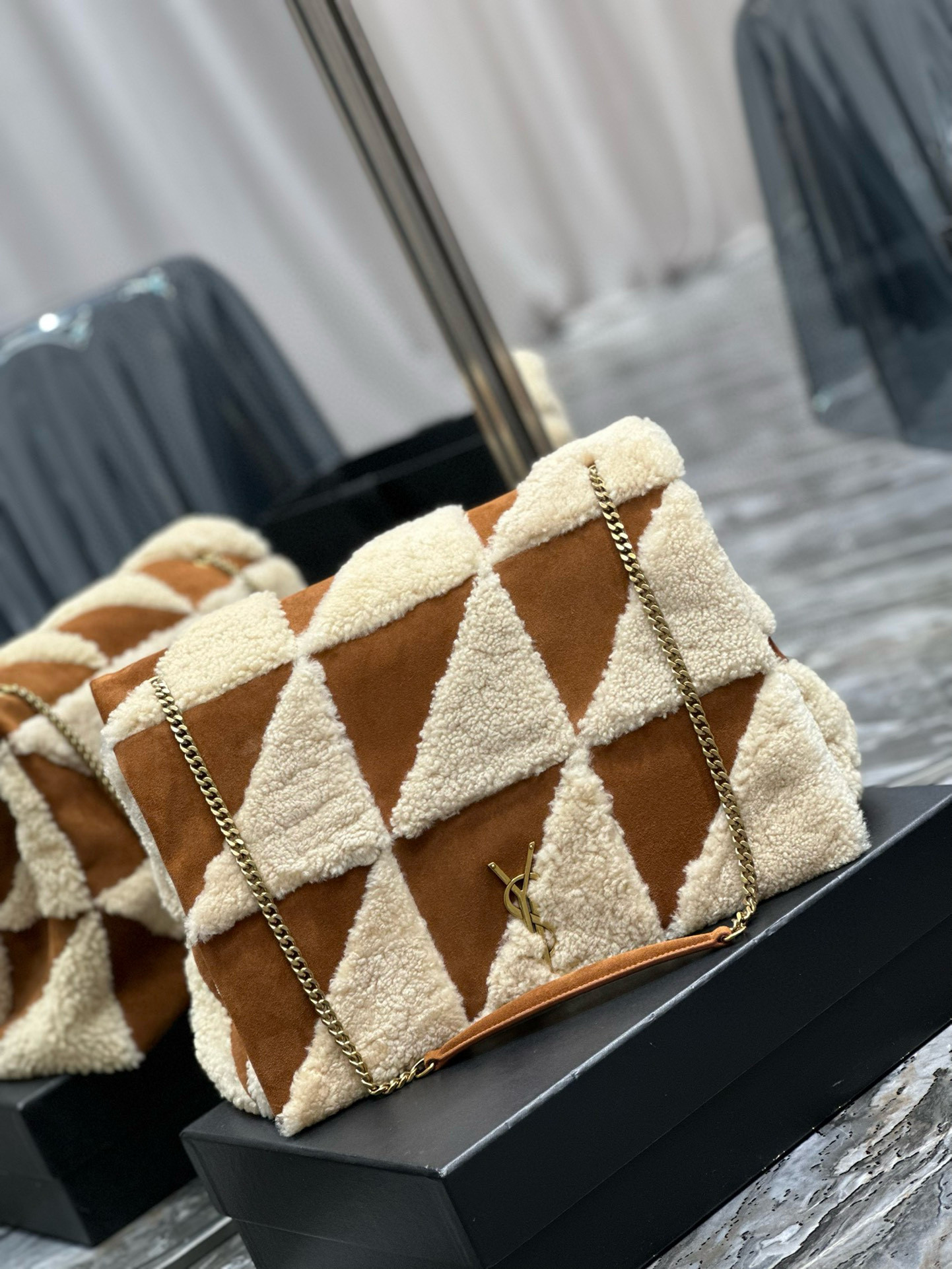 Y51 Jamie Large in Suede and Shearling 38×26×12cm