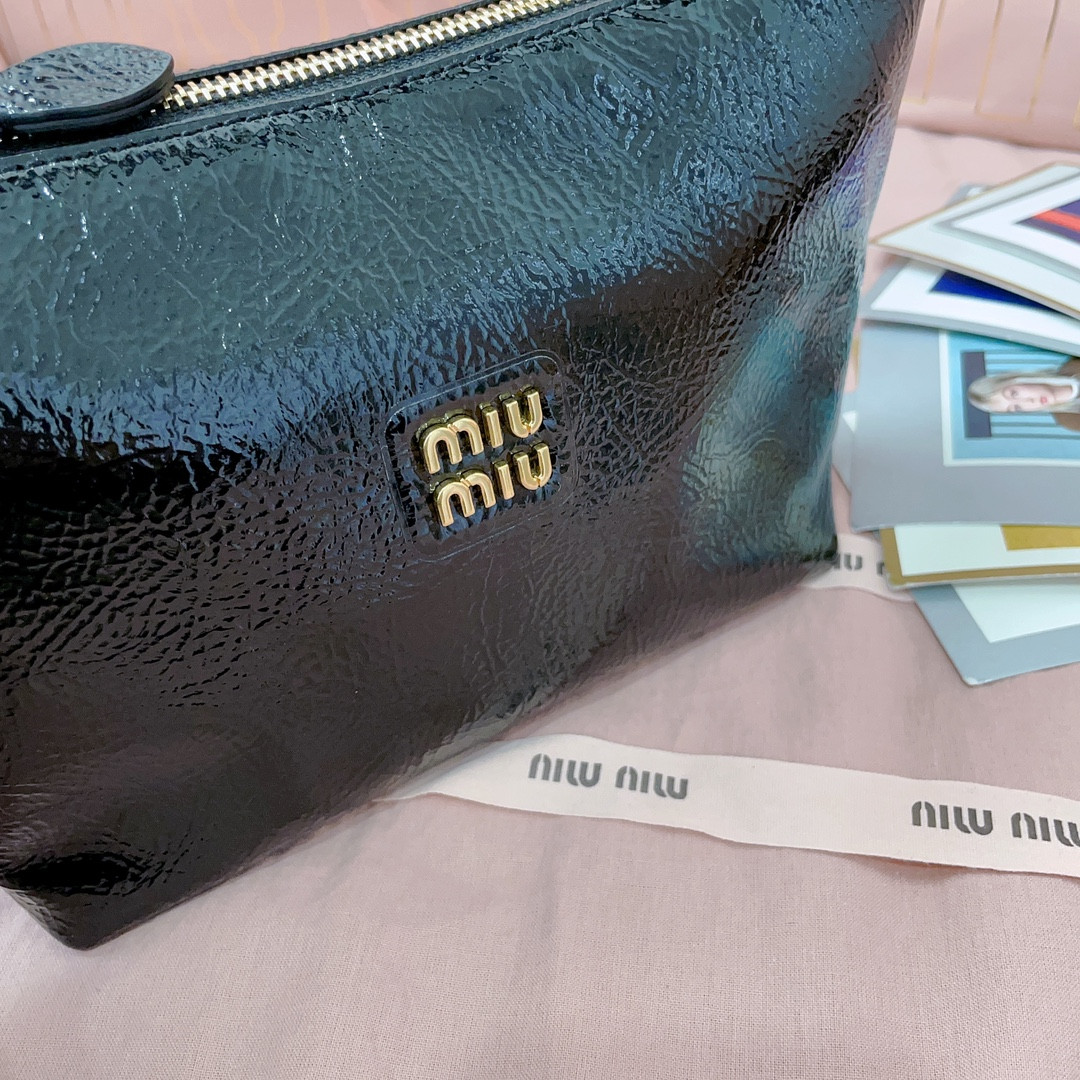 M1v M1v naplak patent leather pouch 14x18.5x10cm
