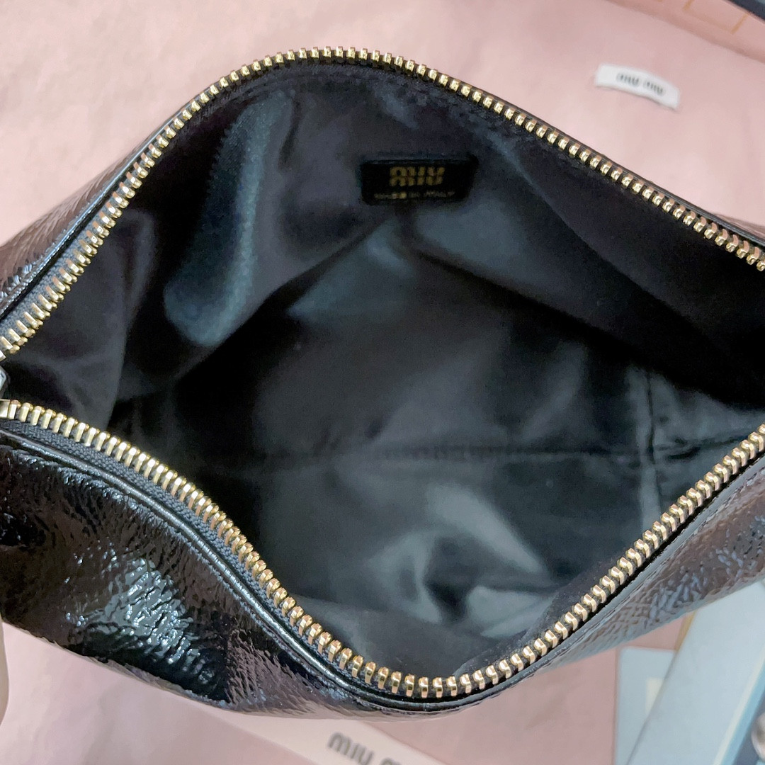 M1v M1v naplak patent leather pouch 14x18.5x10cm
