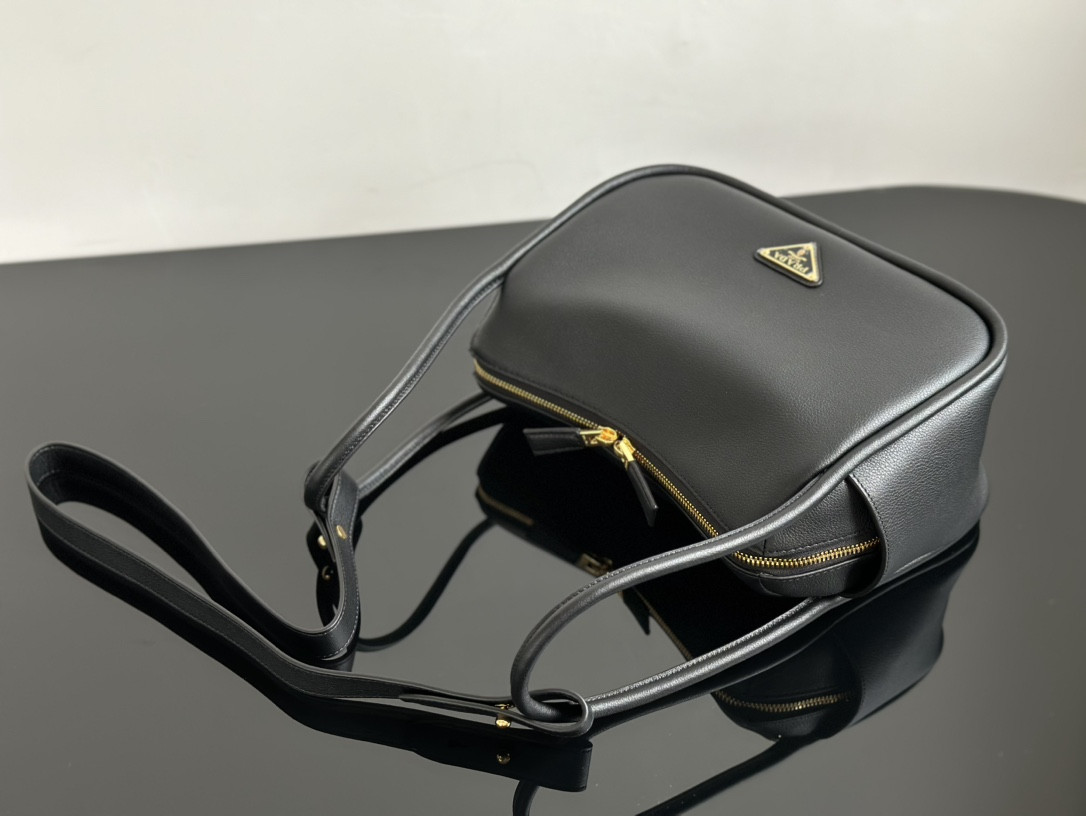 Pra*a Darling leather handbag 18x25x10.5cm
