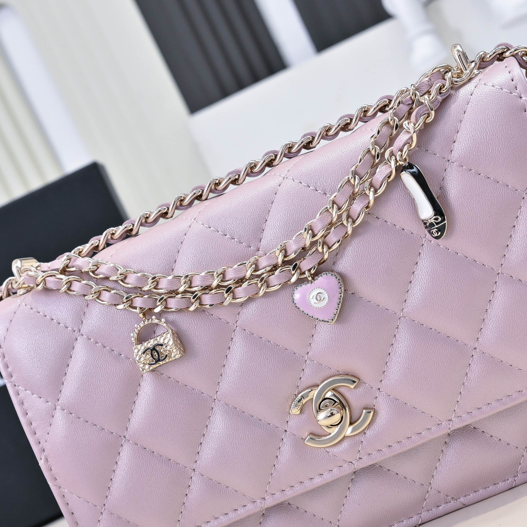 Ch**el SPRING-SUMMER 2025 PRE COLLECTION WALLET ON AP4537 19.5 × 13 × 3.5cm