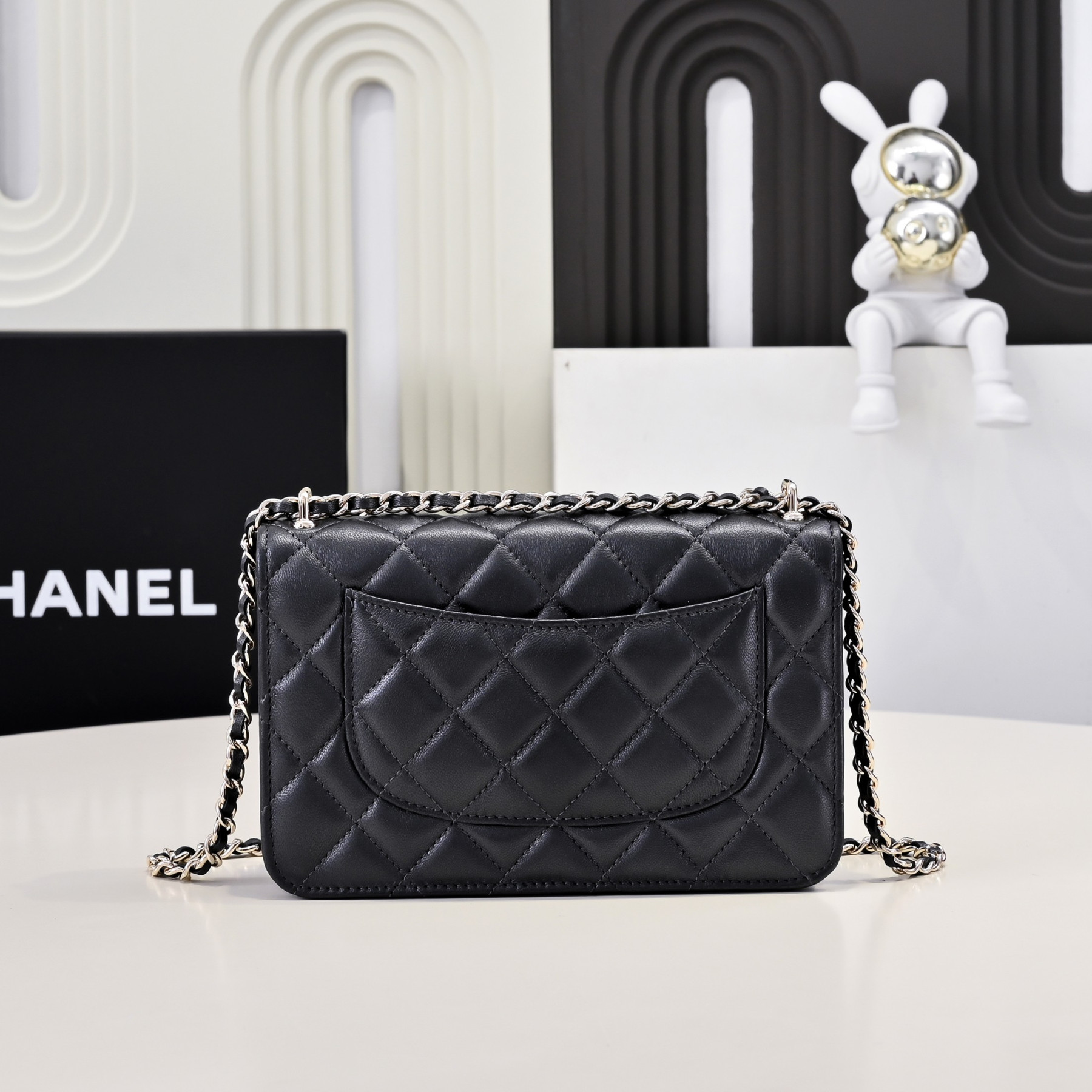 Ch**el SPRING-SUMMER 2025 PRE COLLECTION WALLET ON BLACK AP4537 19.5 × 13 × 3.5 cm