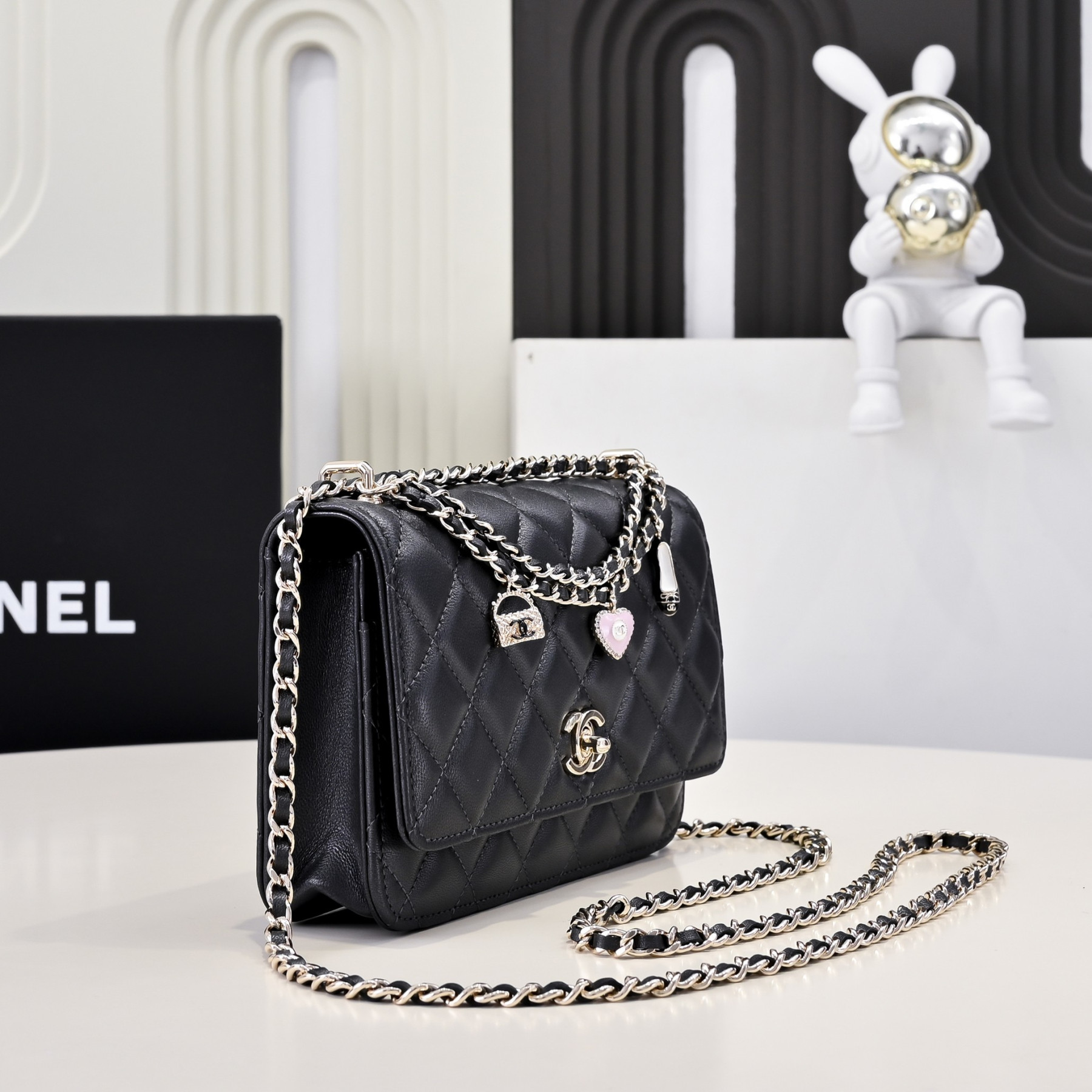 Ch**el SPRING-SUMMER 2025 PRE COLLECTION WALLET ON BLACK AP4537 19.5 × 13 × 3.5 cm