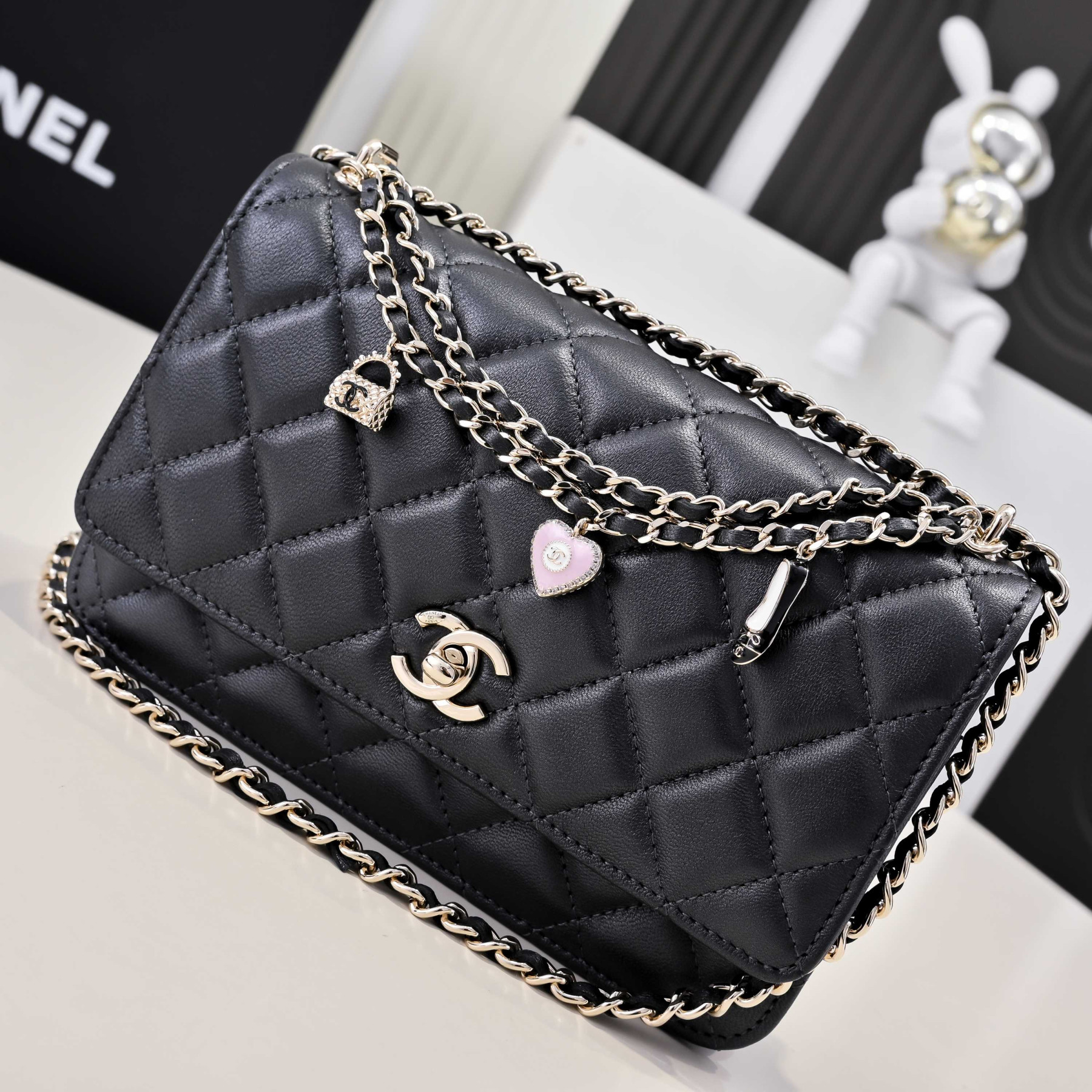 Ch**el SPRING-SUMMER 2025 PRE COLLECTION WALLET ON BLACK AP4537 19.5 × 13 × 3.5 cm
