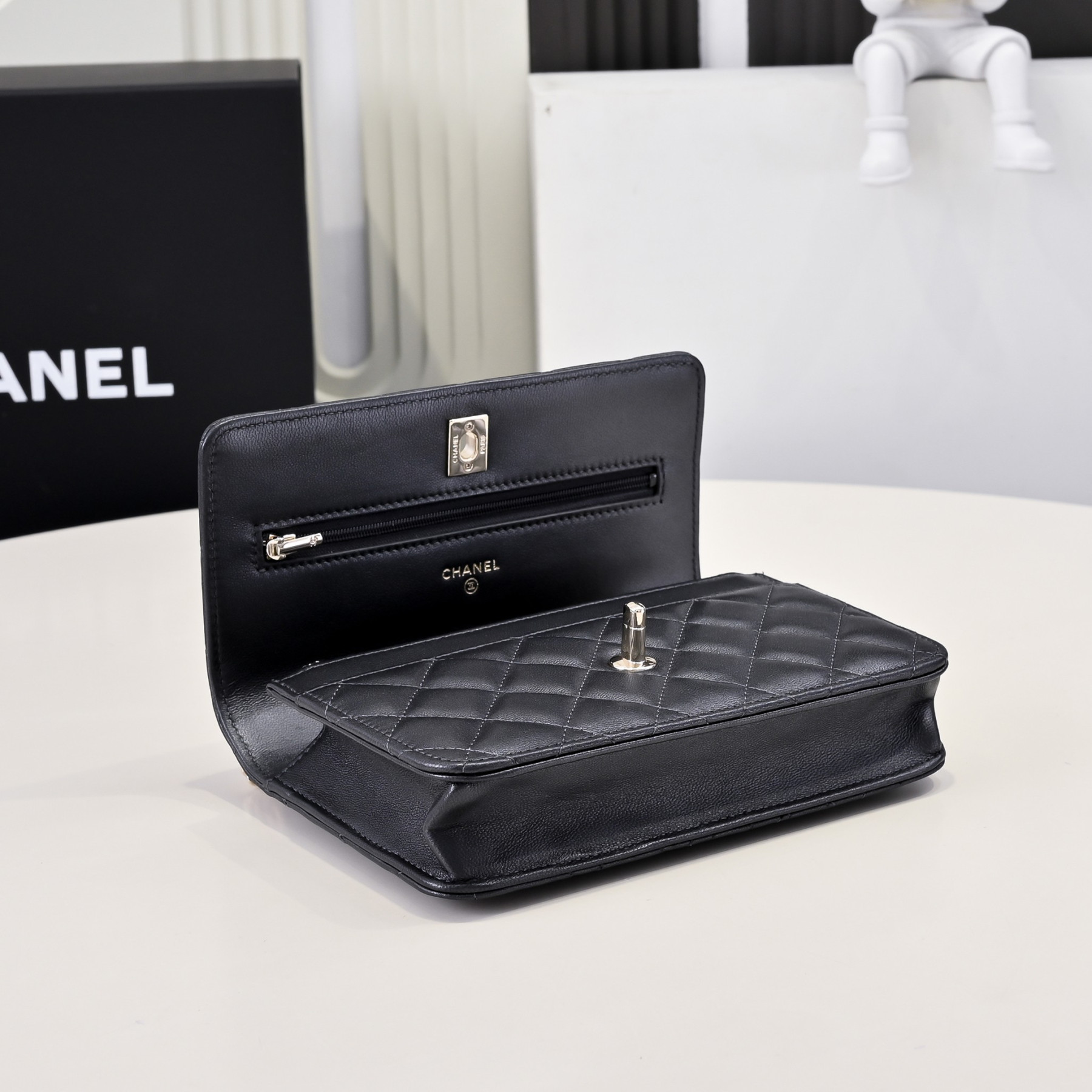 Ch**el SPRING-SUMMER 2025 PRE COLLECTION WALLET ON BLACK AP4537 19.5 × 13 × 3.5 cm