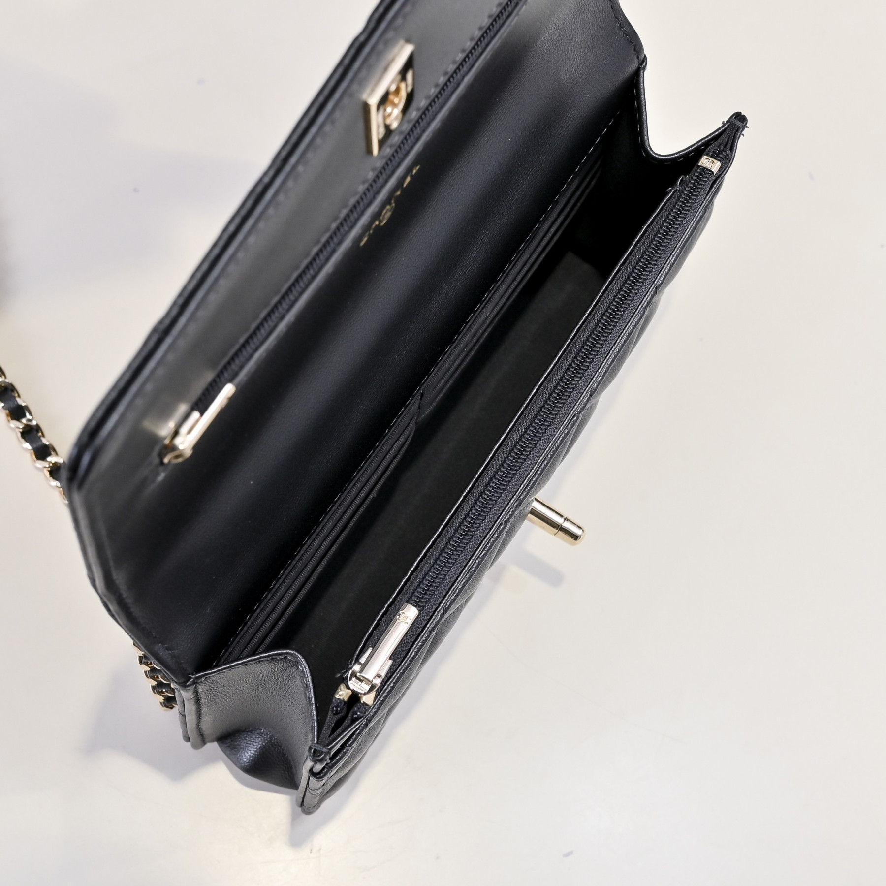 Ch**el SPRING-SUMMER 2025 PRE COLLECTION WALLET ON BLACK AP4537 19.5 × 13 × 3.5 cm