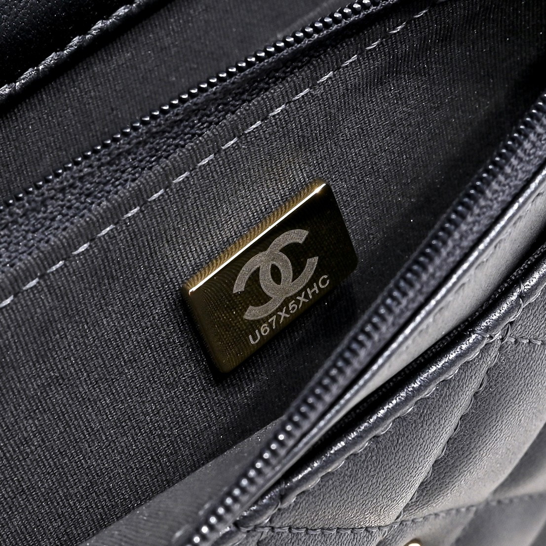 Ch**el SPRING-SUMMER 2025 PRE COLLECTION WALLET ON BLACK AP4537 19.5 × 13 × 3.5 cm