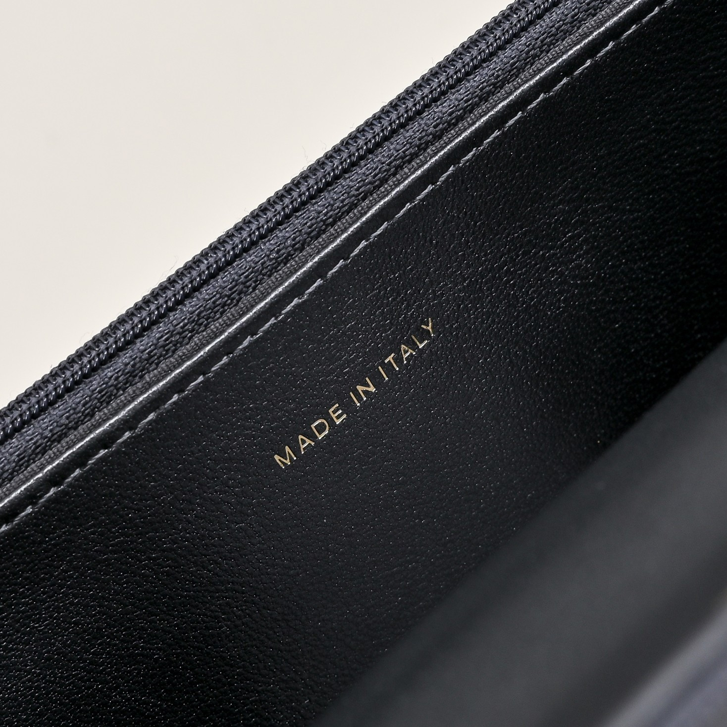 Ch**el SPRING-SUMMER 2025 PRE COLLECTION WALLET ON BLACK AP4537 19.5 × 13 × 3.5 cm