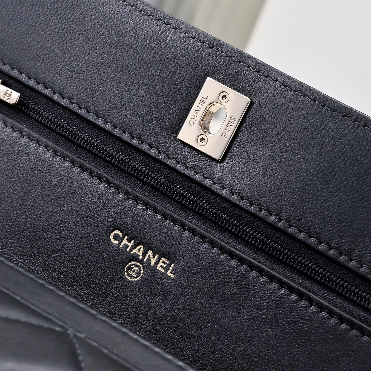 Ch**el SPRING-SUMMER 2025 PRE COLLECTION WALLET ON BLACK AP4537 19.5 × 13 × 3.5 cm