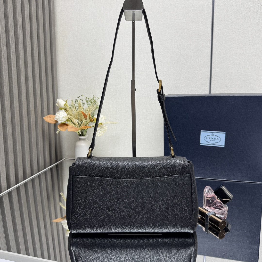 Pra*a Small leather shoulder bag 26x14x9.5cm