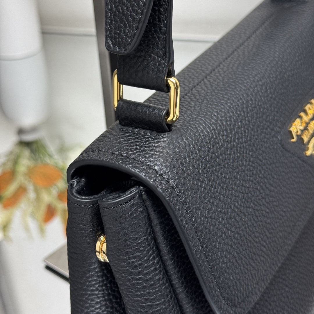 Pra*a Small leather shoulder bag 26x14x9.5cm