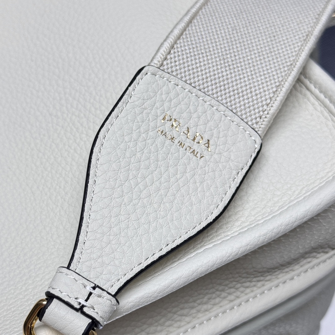 Pra*a Leather mini shoulder bag 20x19x6cm