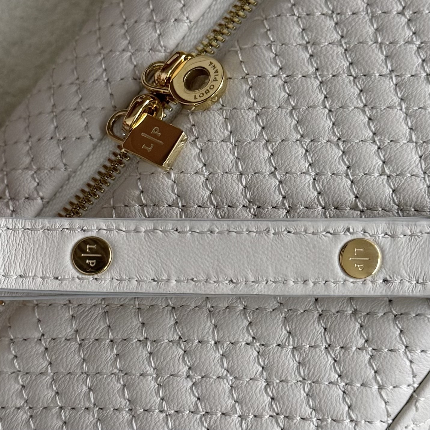 L0r0 P1ana Extra Pocket L19 Lambskin 19x11.5x7cm