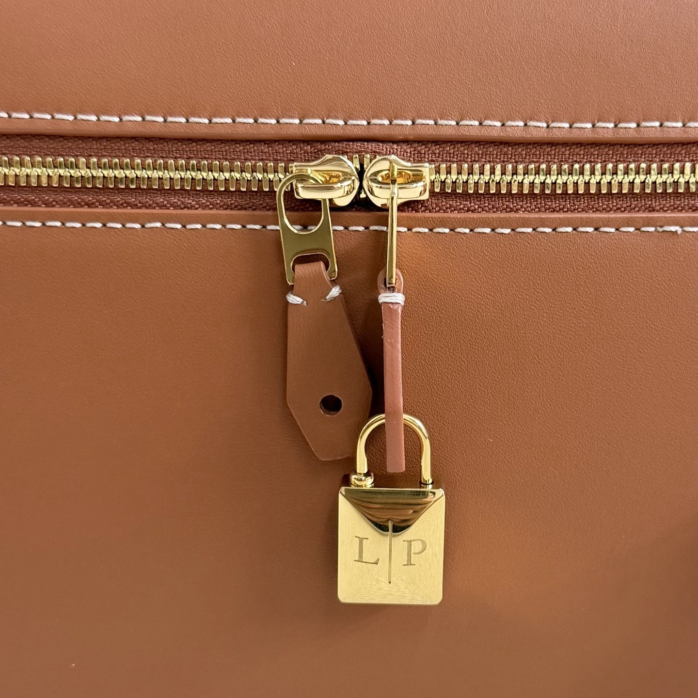 L0r0 P1ana Extra Pocket L27 Calfskin 16x27x10cm