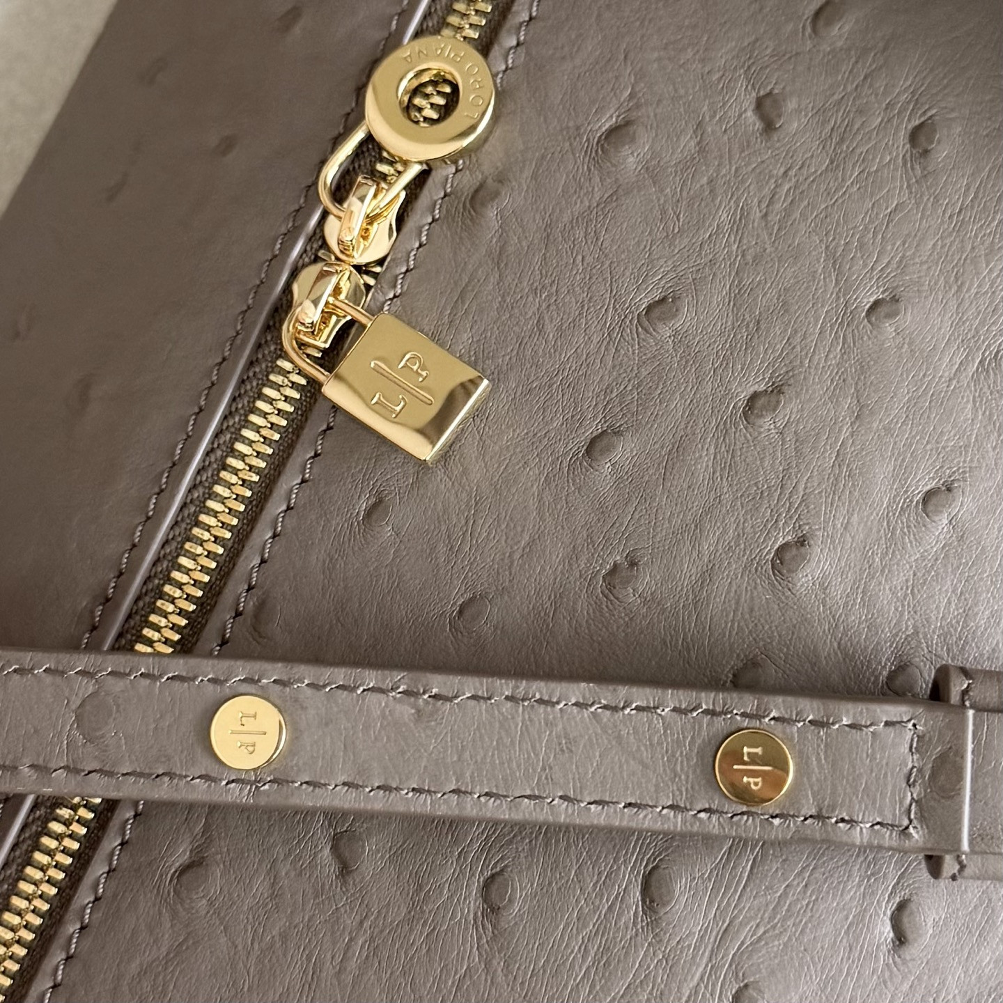 L0r0 P1ana Extra Pocket L27 Ostrich-grained Leather 16x27x10cm