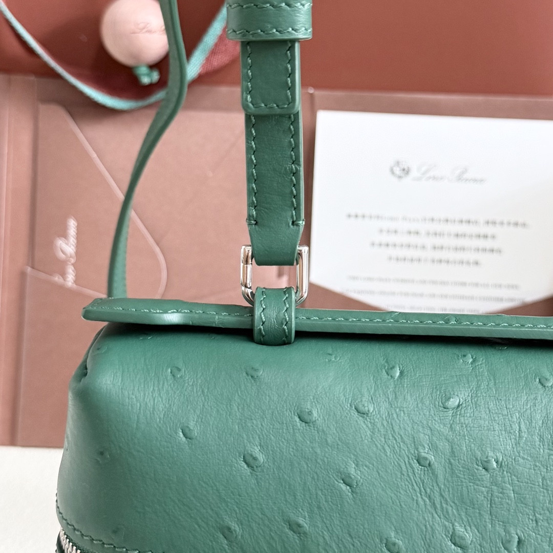 L0r0 P1ana Extra Pocket L27 Ostrich-grained Leather 16x27x10cm