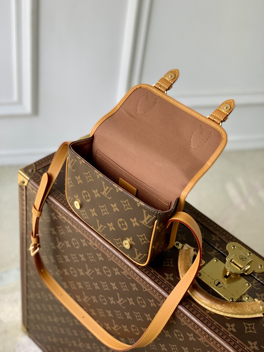 LV Satchel Wearable Wallet M26805 19.5x15x6cm