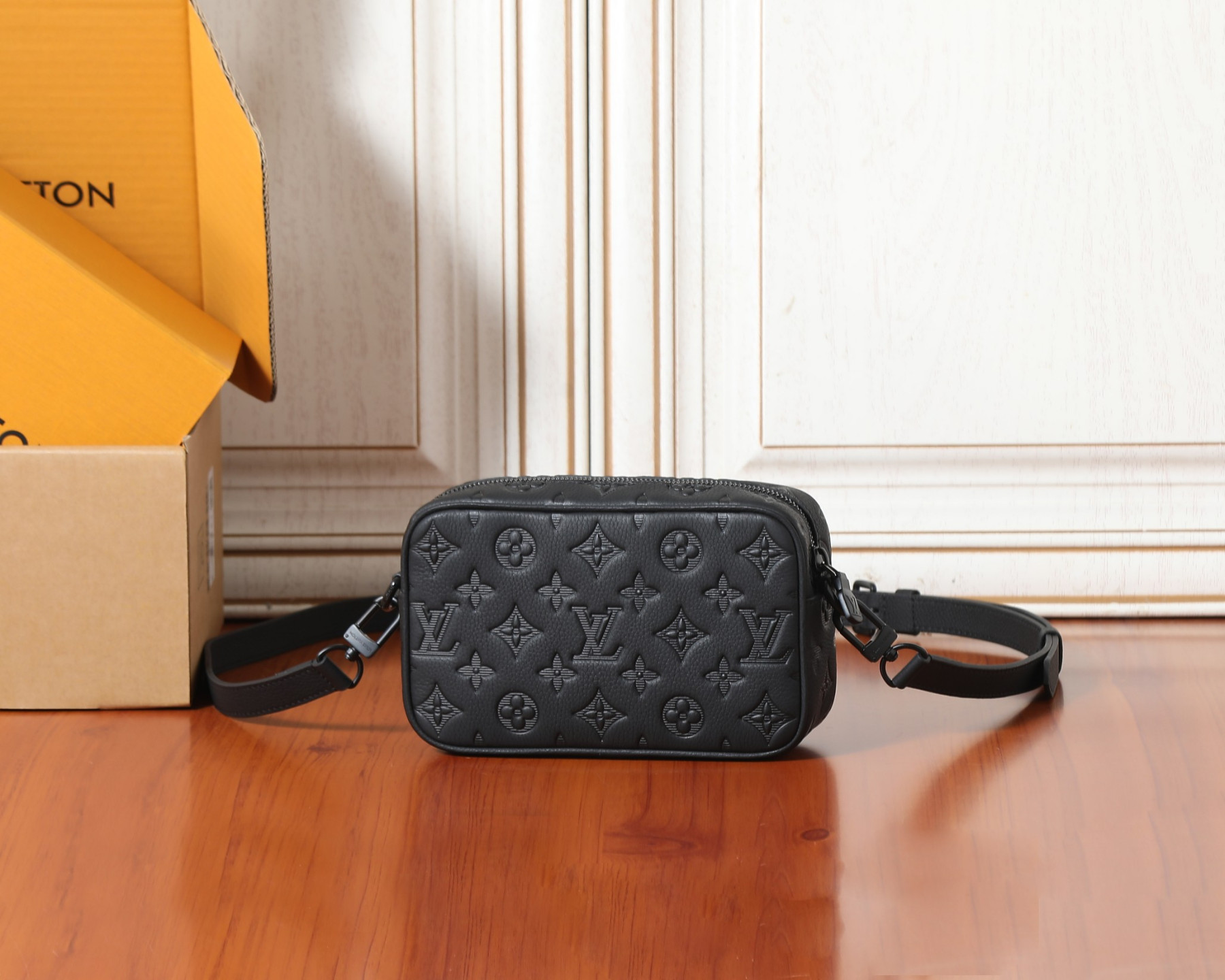 LV Trocadéro Wearable Wallet M26737 20x13x6.5cm