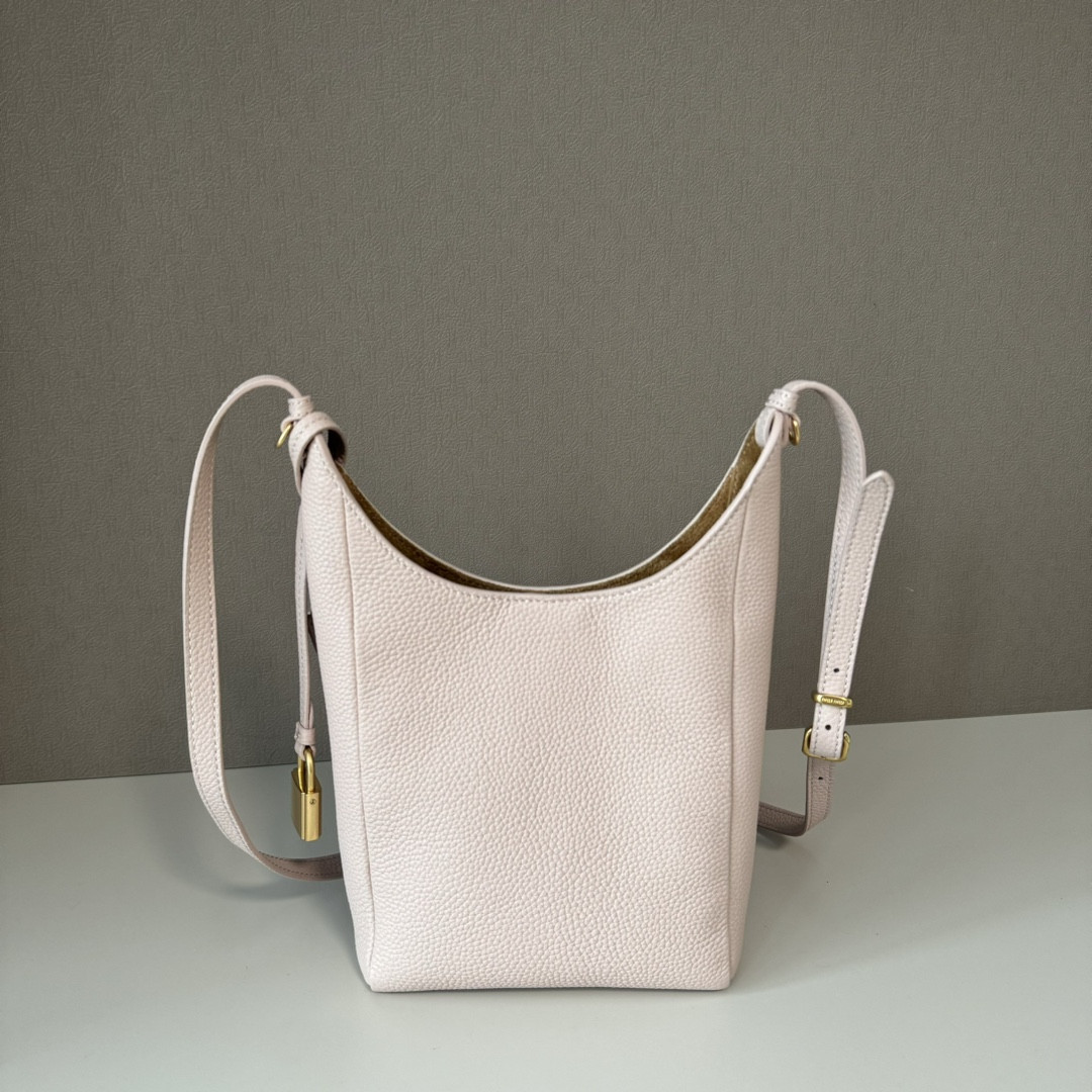 M1v M1v leather bucket bag 18x16x7cm