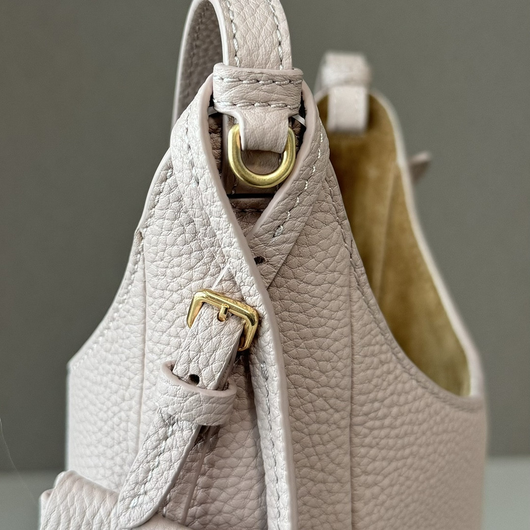 M1v M1v leather bucket bag 18x16x7cm