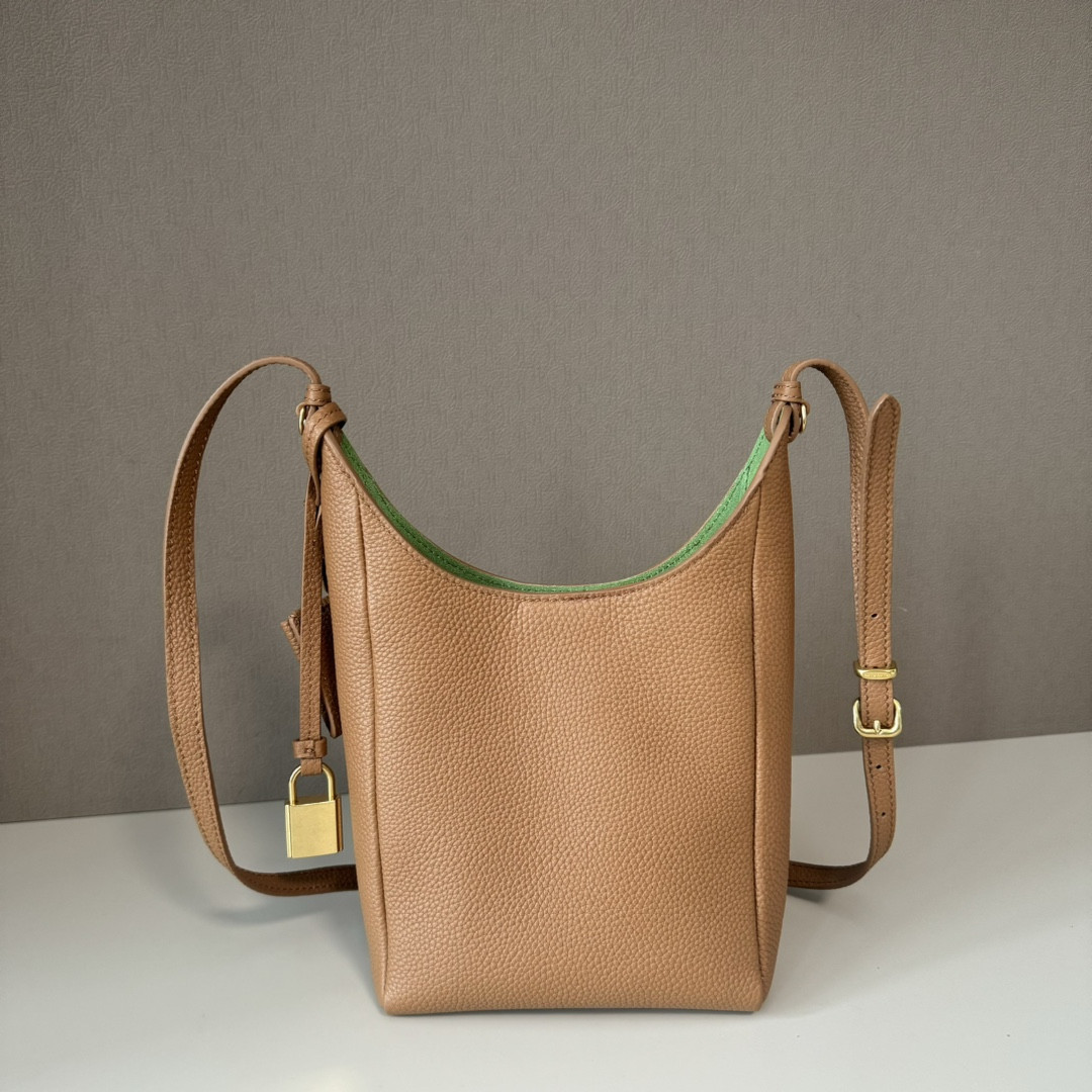 M1v M1v leather bucket bag 18x16x7cm