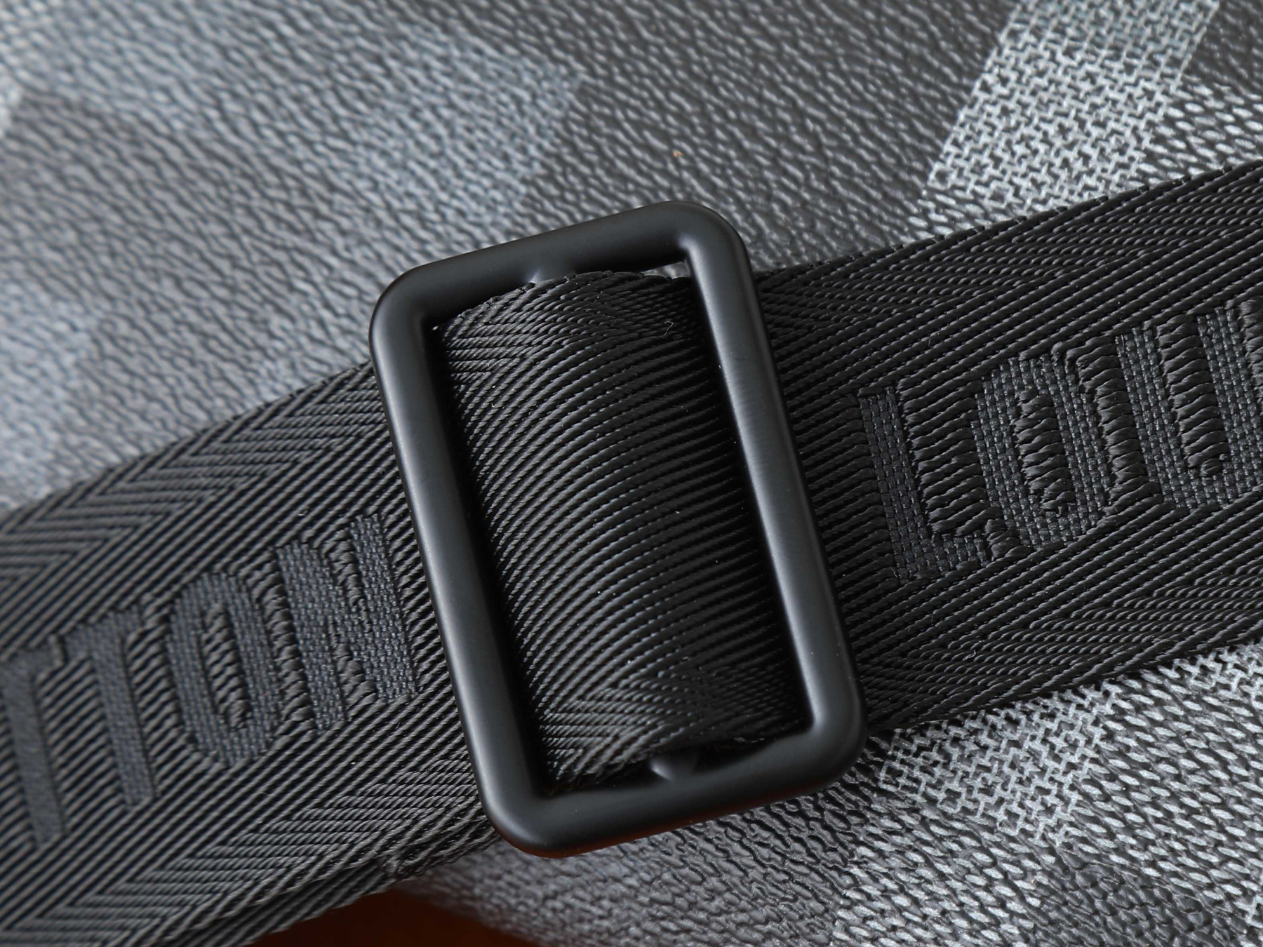 LV Rush Bumbag M14920 30x15x8cm