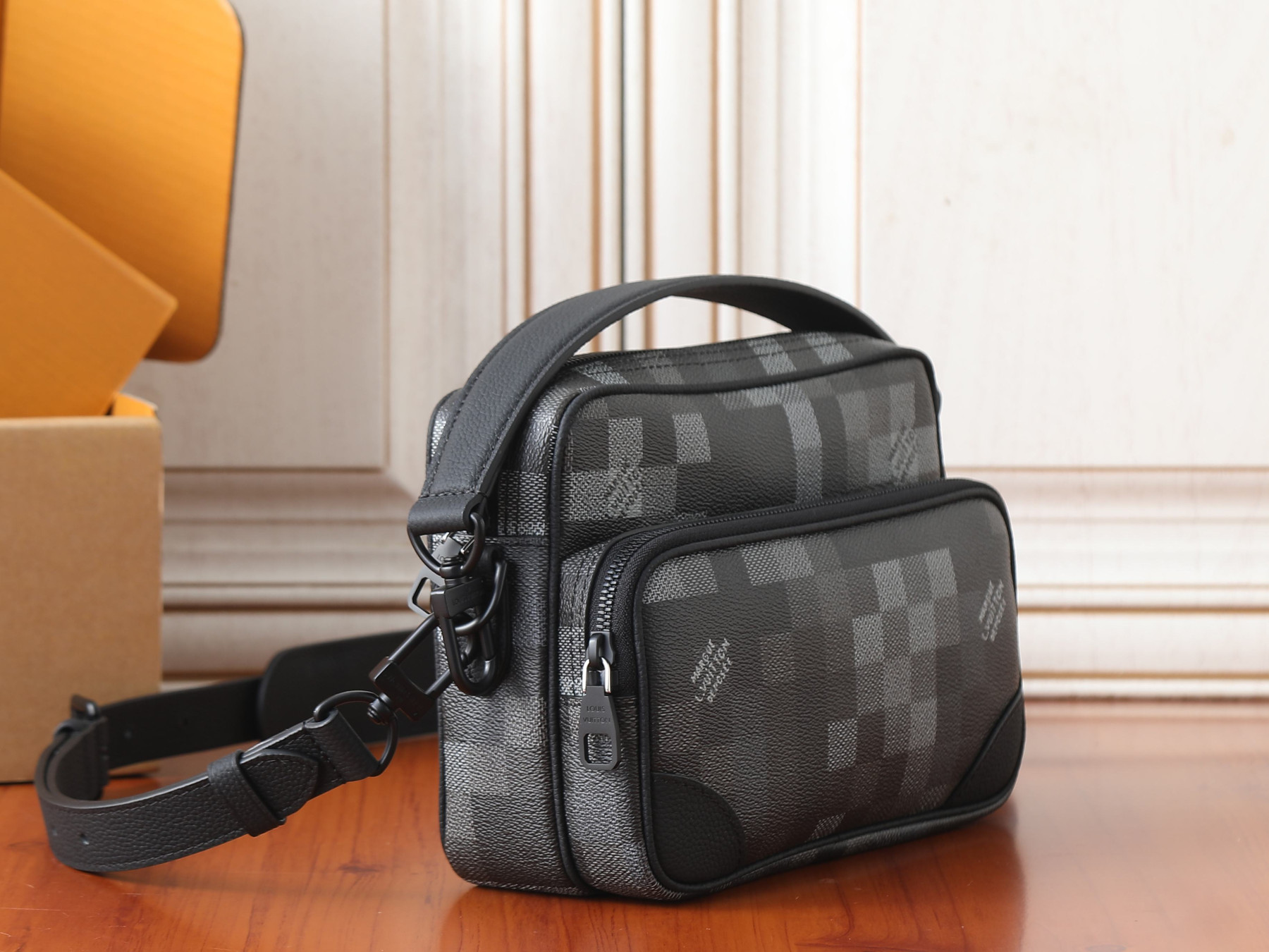 LV Nile Messenger M14988 25x17.5x11cm