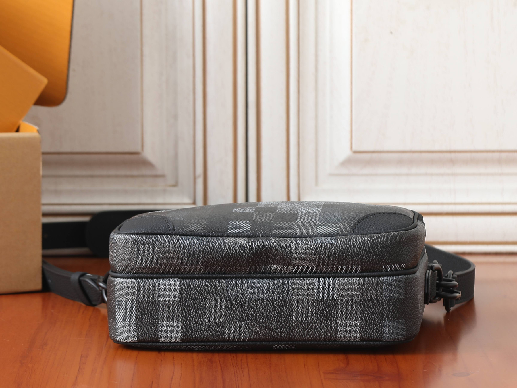 LV Nile Messenger M14988 25x17.5x11cm