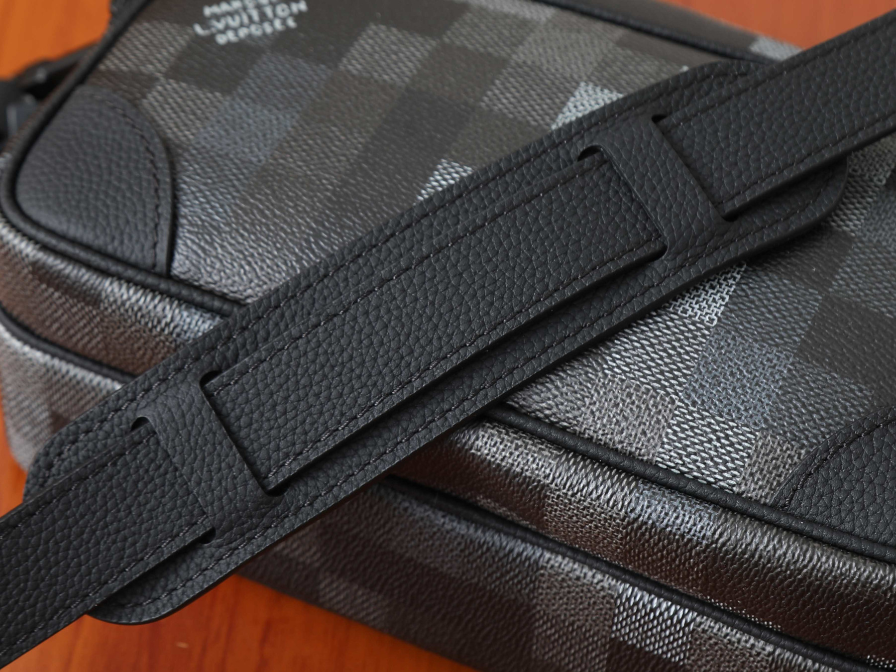 LV Nile Messenger M14988 25x17.5x11cm
