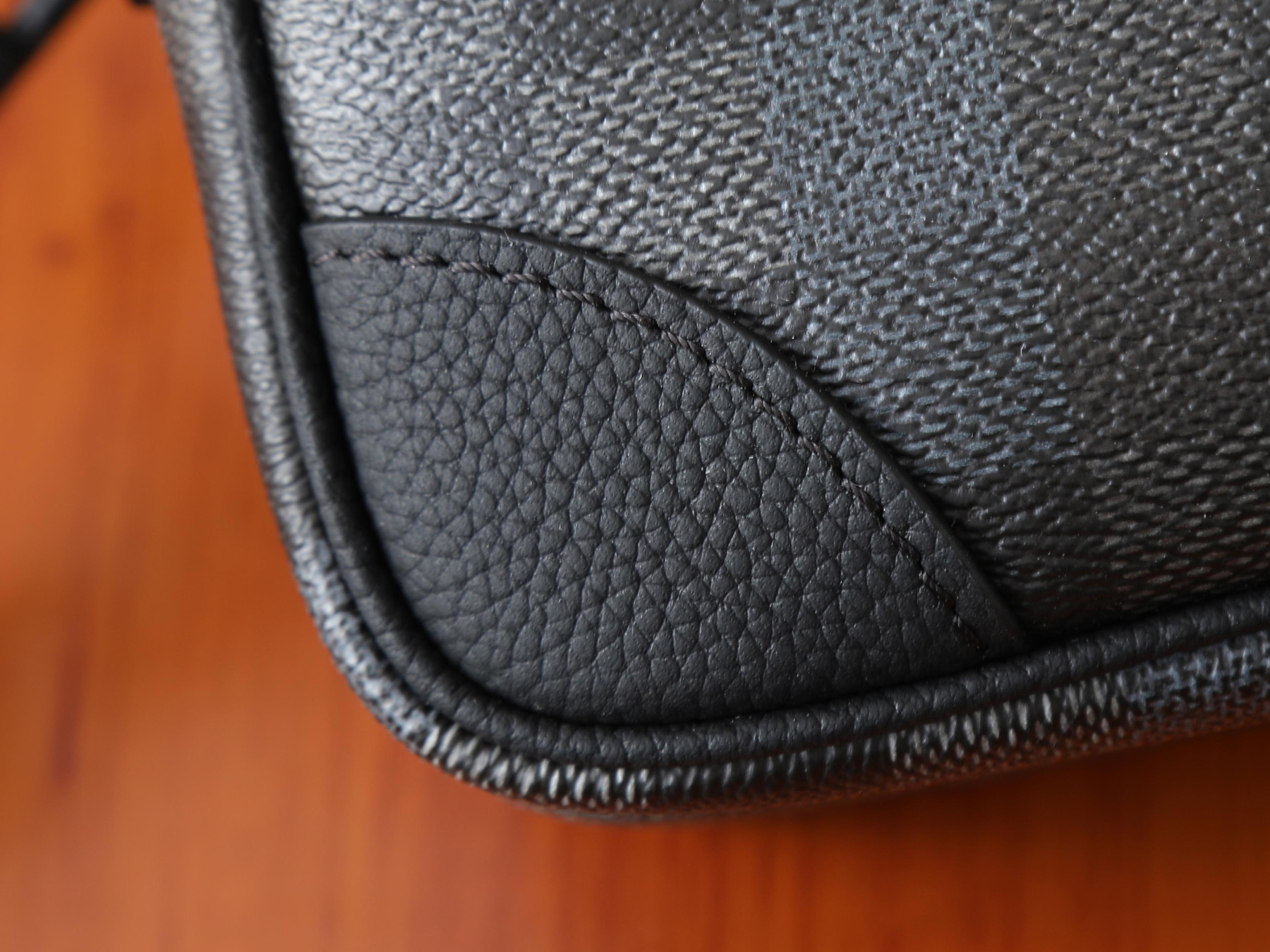 LV Nile Messenger M14988 25x17.5x11cm
